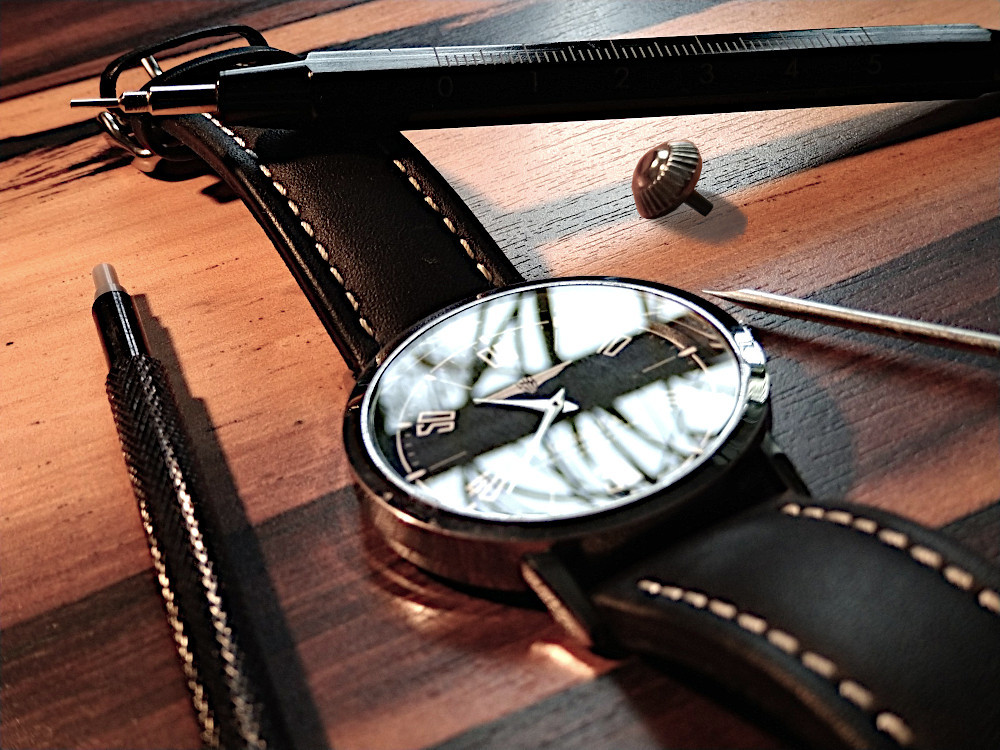 Neue Uhr mit Werkzeugen und einer Krone